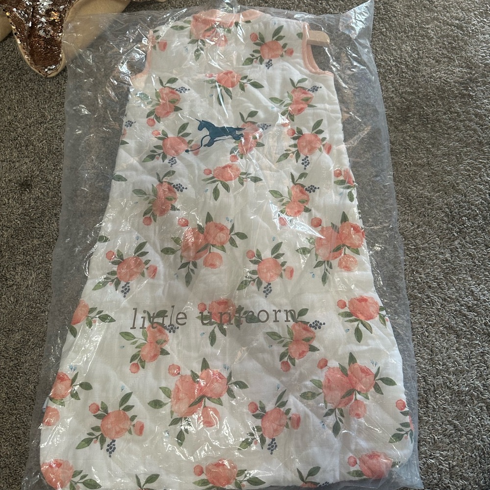 Itzy Ritzy Floral Bib and Sleep Bag Set - Pink and Cream. Little unicorn brands - Picture 10 of 13